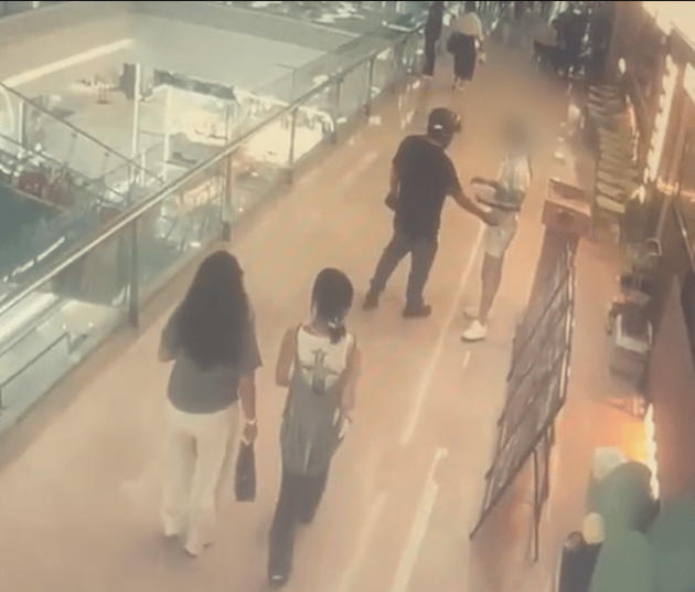 正版皇冠信用网_襄阳女店员迎客时疑被路过男子伸手性骚扰正版皇冠信用网,店长冲出第一时间制服,当地:男子已被行拘