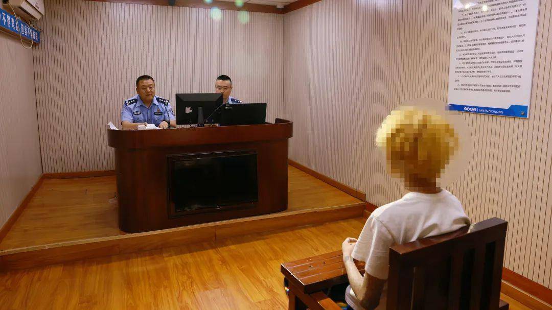 法林明高RJ足球_男子被追打躲进朋友宝马车法林明高RJ足球，人车遭打砸群殴，警方：已抓获23人，两伤者无生命危险