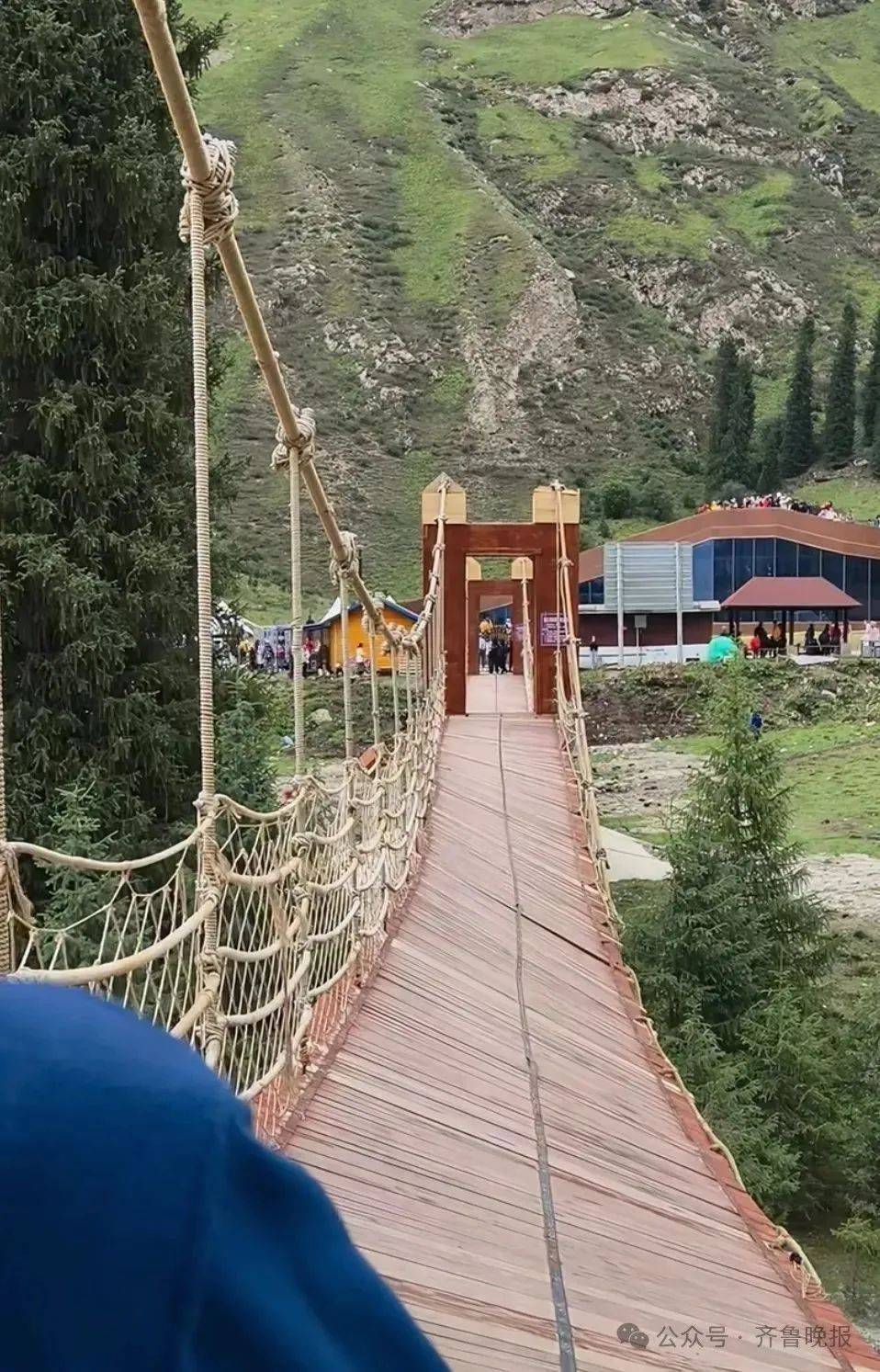 皇冠信用APP下载_5人遇难24人受伤！新疆伊犁一景区吊桥桥索断裂皇冠信用APP下载，亲历者称“现在手还在不断颤抖”