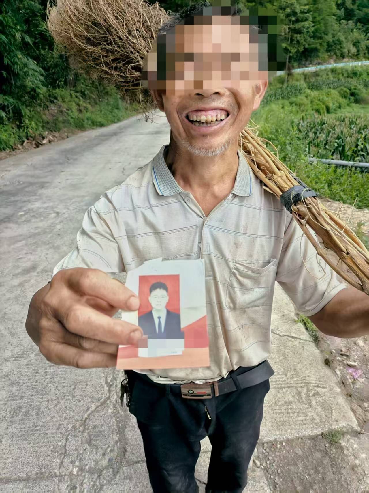 新版hga050
_贵州老伯捡到00后村官丢弃旧照新版hga050
,误以为重要资料怀揣一月等送还,当事人:超感动