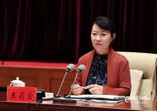 皇冠信用网在线注册
_正部级美女大员被查！千万华服堆满多套住宅皇冠信用网在线注册
，化妆团队提前数小时待命~