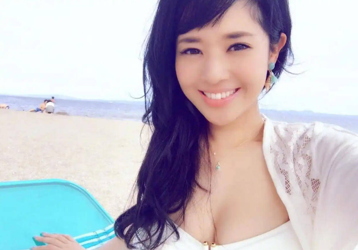 卡斯迪隆vs萨拉戈萨_44岁苍井空惊艳亮相香港娱乐场所开幕式卡斯迪隆vs萨拉戈萨，超深V礼服尽显魅力