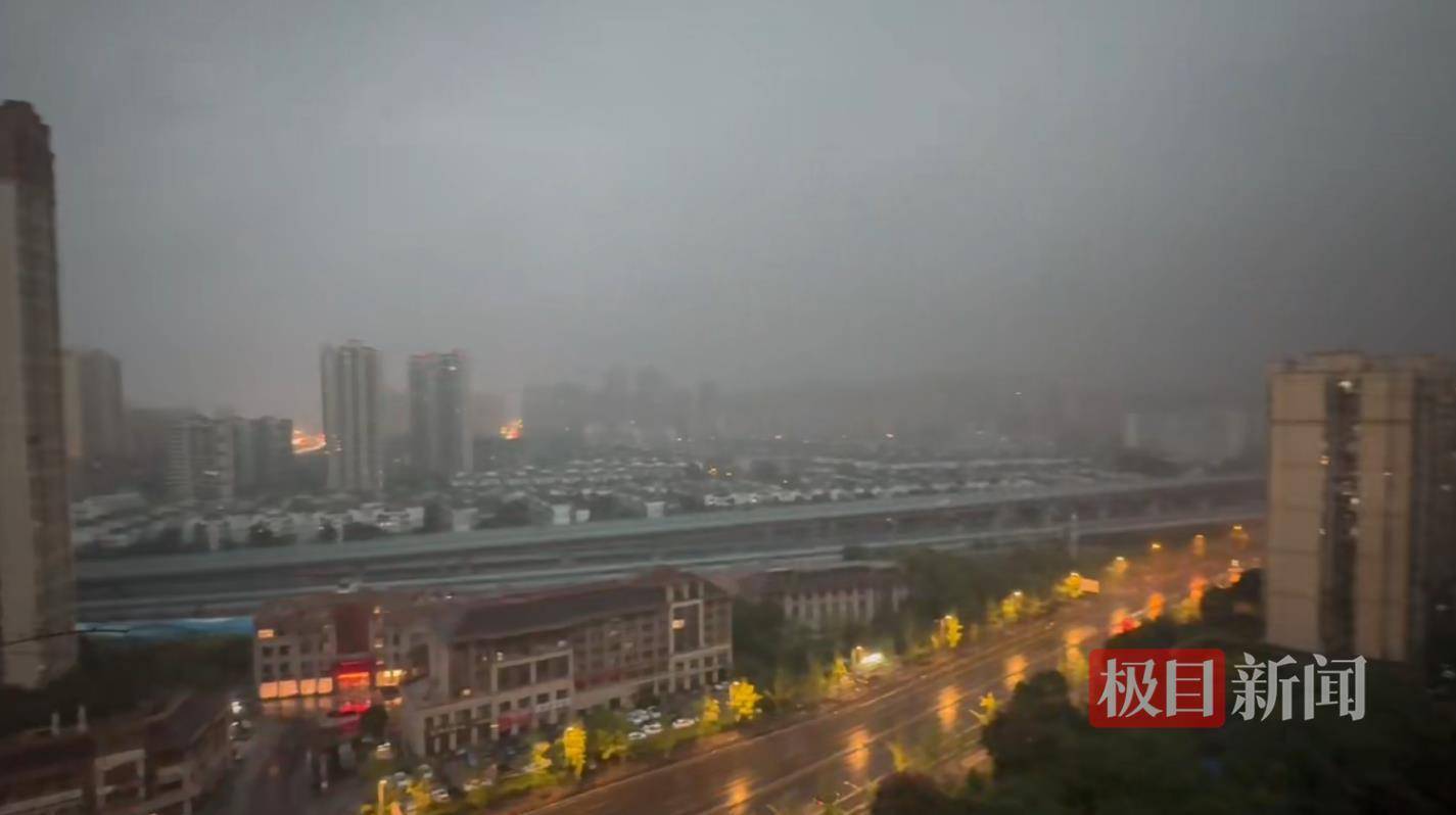 皇冠信用網代理如何申请_成都早高峰遇上巨雷暴雨皇冠信用網代理如何申请，市民在地库堵车50分钟，有幼儿园通知可延迟上学