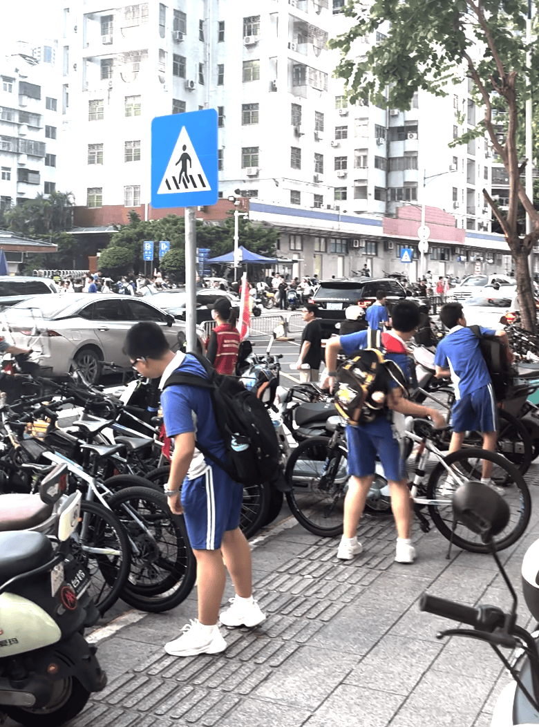 皇冠信用网押金多少_深圳一医院门口被指“举步维艰”皇冠信用网押金多少！整治后记者实探:仍很堵