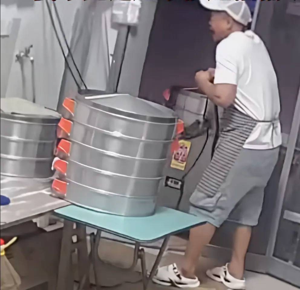 皇冠信用網网址_妻子抄起20斤油桶砸老公皇冠信用網网址，“晚10秒，后果不堪设想……”