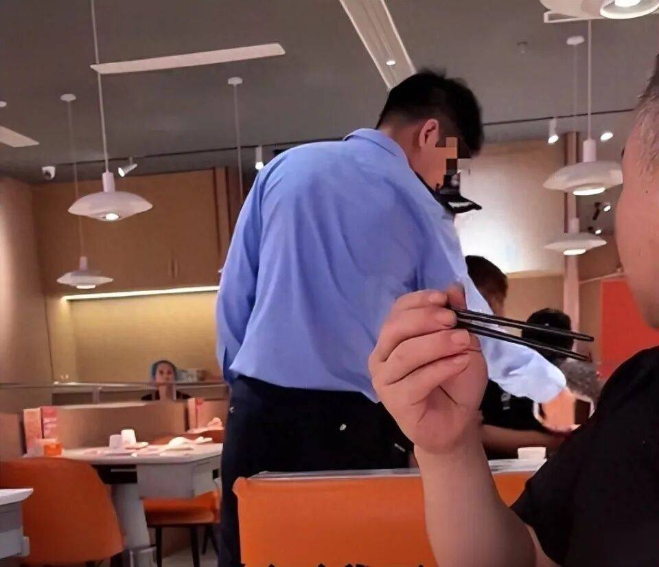 怎么开皇冠信用网_小伙和女友餐厅吃饭怎么开皇冠信用网,被民警赶来戴铐带走;警方回应:其女友与一离家女孩“撞脸”,错抓已道歉