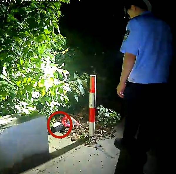 皇冠信用網在线注册
_浙江一姑娘以奶茶为记号皇冠信用網在线注册
，竟然在草丛里藏了11万现金！