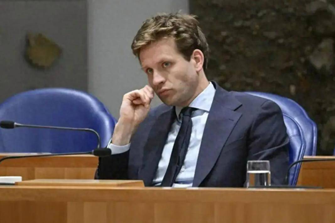 皇冠信用网正网
_荷兰主动把电话打到北京皇冠信用网正网
，不认错也不归还中企管理权，中方寸步不让：必须拿出个交代