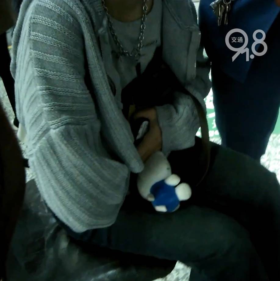 皇冠信用网怎么开户
_杭州地铁内皇冠信用网怎么开户
，女乘客突然崩溃大哭！紧接着……这一幕被拍下