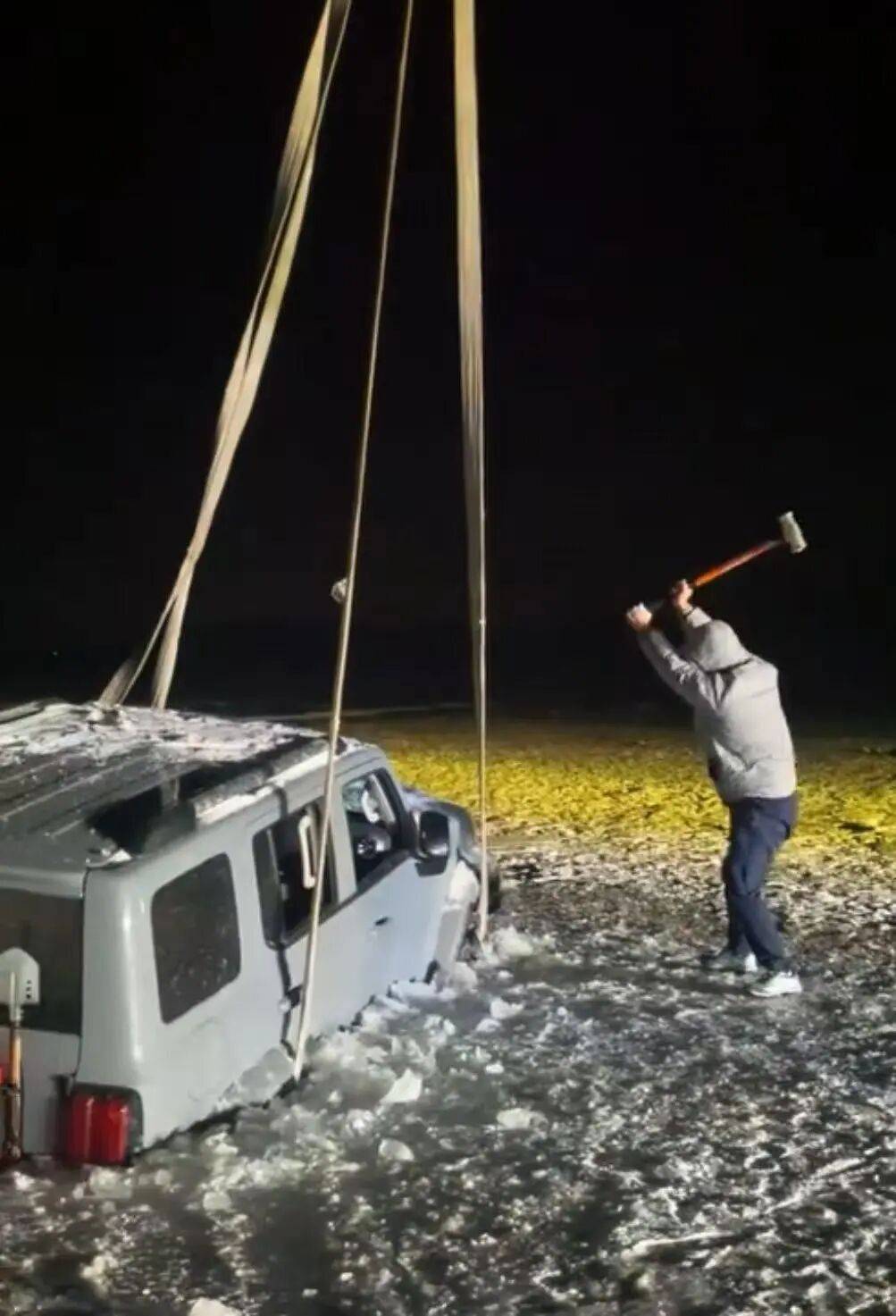 皇冠信用出租足球
_河北一越野车在水库冰面练漂移皇冠信用出租足球
,冰层突然破裂,车轮落水被冻6小时,找来吊车深夜将车吊出