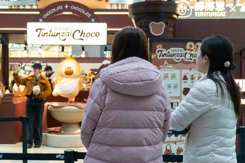 法甲在哪里看直播_“排骨羽绒服”翻红：从老气“奶奶装”到冬季穿搭顶流