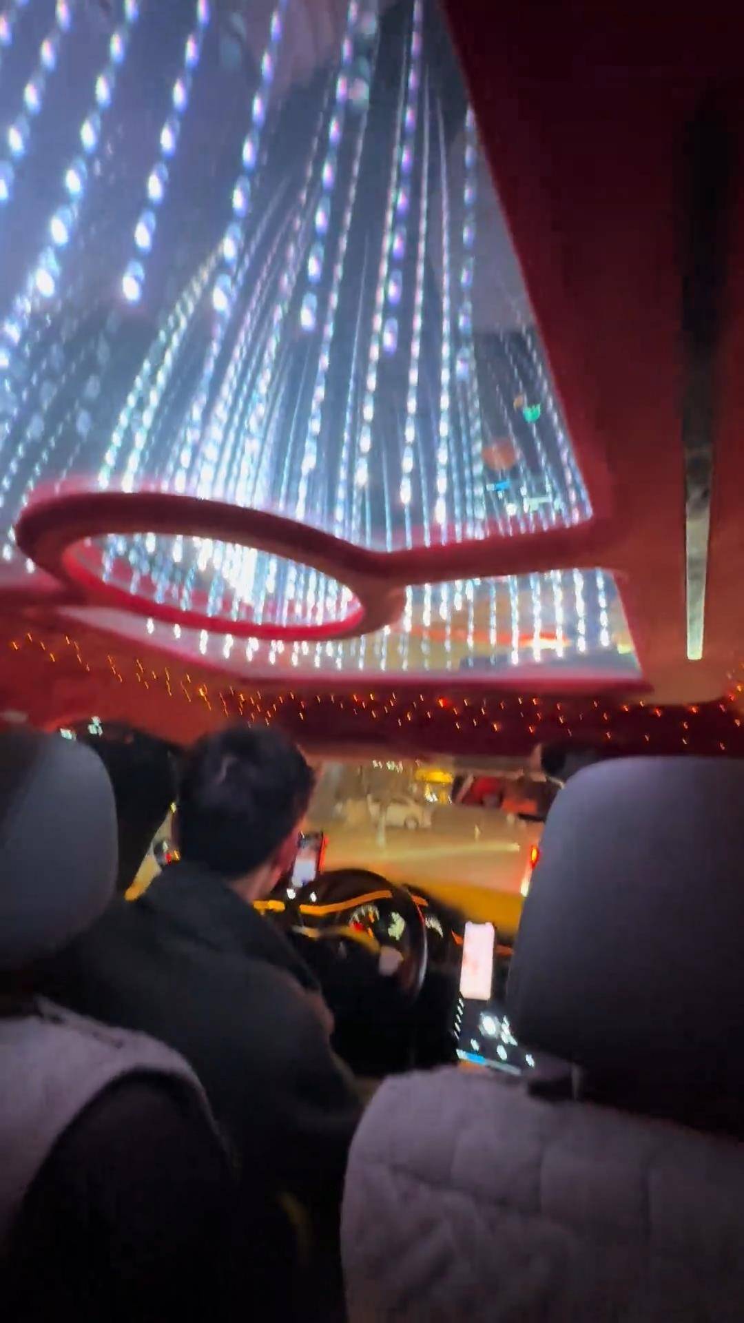 世界杯皇冠代理平台_长春一女子打车遇“最炫出租车”世界杯皇冠代理平台，车顶被改装为绚丽星空顶，网友：打车竟然打到了移动KTV