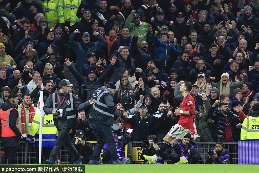 皇冠信用平台出租_海文面无表情领取全场最佳奖杯皇冠信用平台出租，B费晒照打趣：笑一个嘛