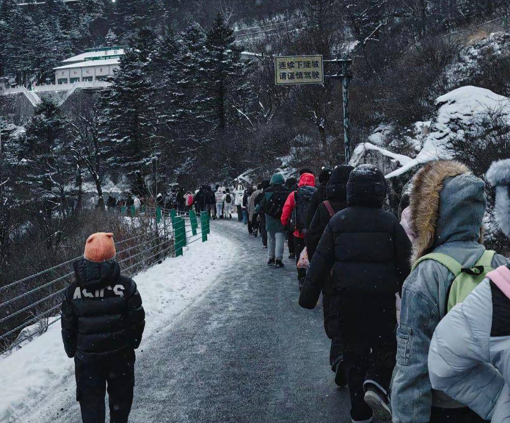 世界杯皇冠代理平台_数百名游客夜晚滞留太白山景区数小时世界杯皇冠代理平台,气温低至零下十几度,当地:山上突然降雪道路结冰,目前所有游客都已乘摆渡车下山