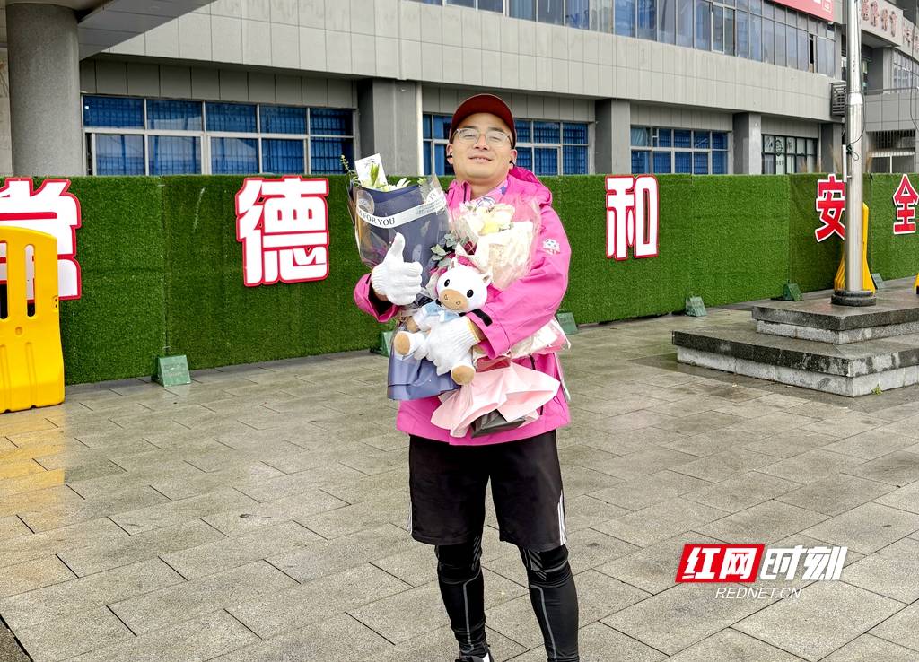 介绍个信用网网址_两个湖南“蛮子”的湘超赌约:结果一人徒步300公里介绍个信用网网址,一人徒步180公里