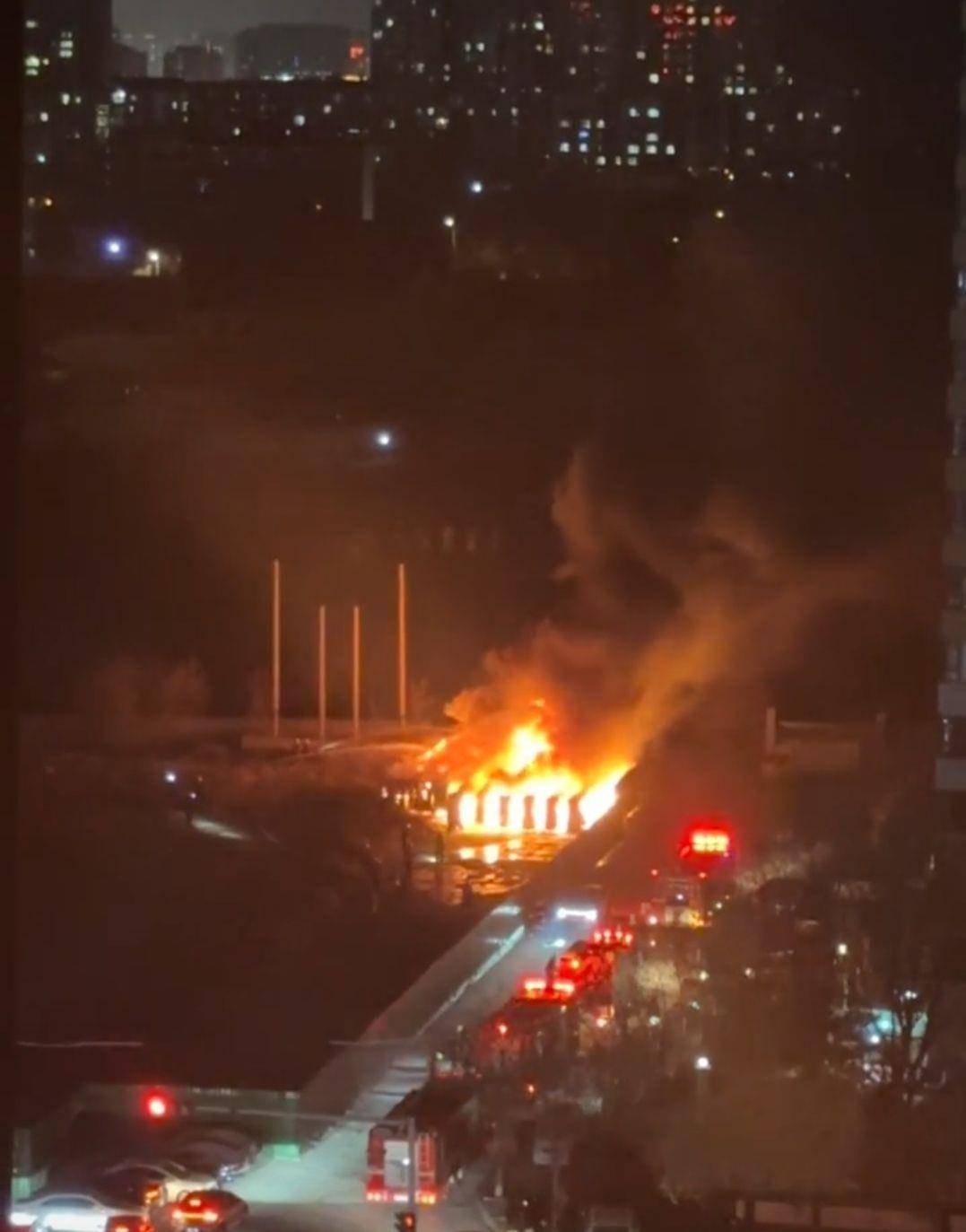 皇冠信用网登1_太原多人燃放烟花引燃上百个充电桩皇冠信用网登1，应急局称无人员伤亡，警方：人已经抓获