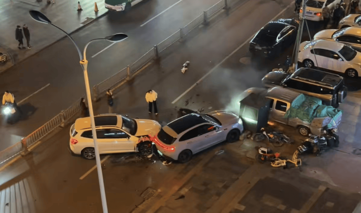 皇冠信用网在哪里开通_乐山市区发生一起交通事故:多车及电力设施受损皇冠信用网在哪里开通,无人员伤亡 当事司机已被警方控制