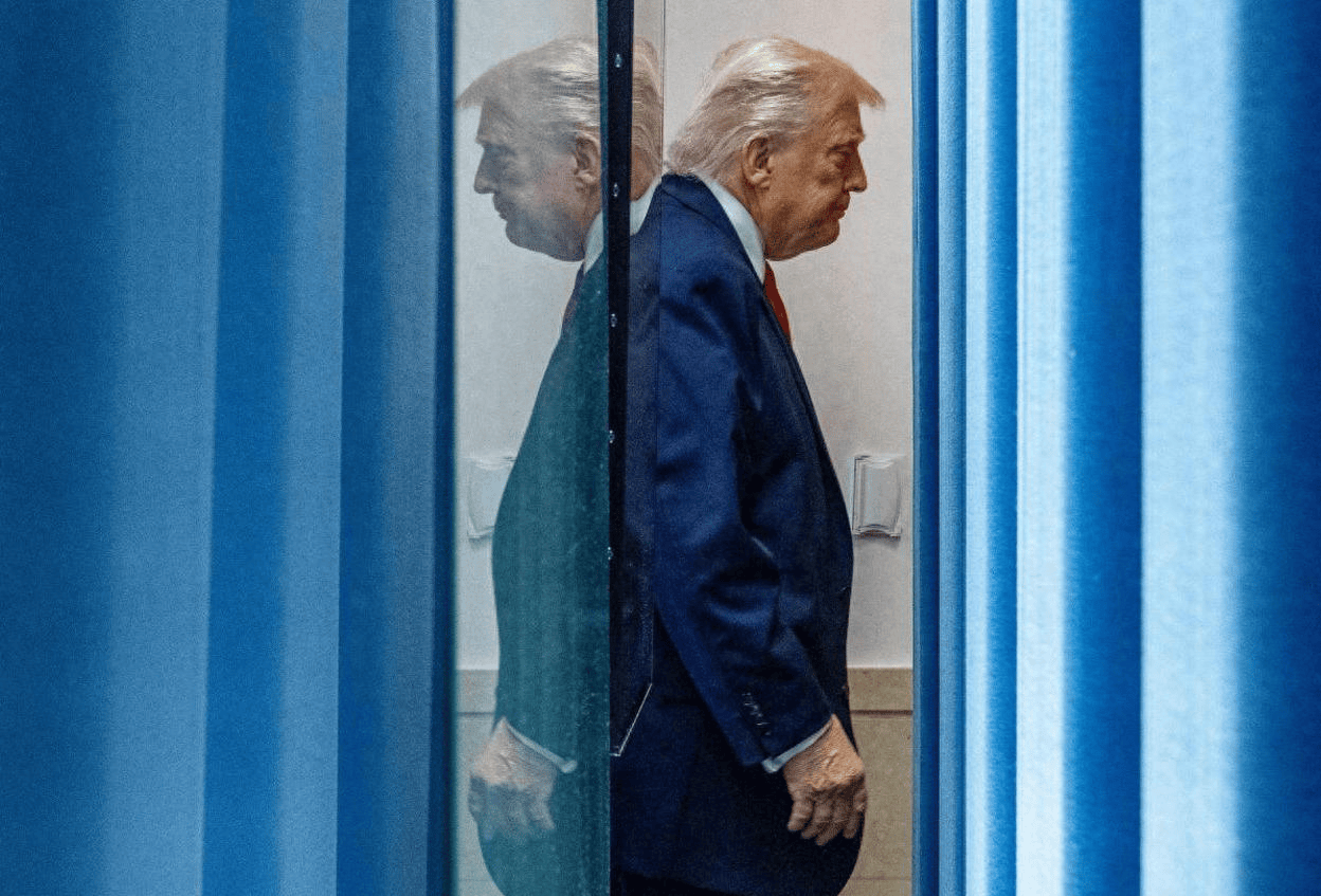 介绍个信用盘网址_特朗普走下专机就懵了介绍个信用盘网址，现场竟无一人迎接，独自走完空荡荡红毯