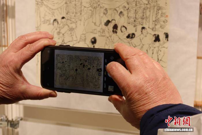 皇冠登3代理出租_中国国画家戴敦邦200余幅连环画原稿亮相杭州