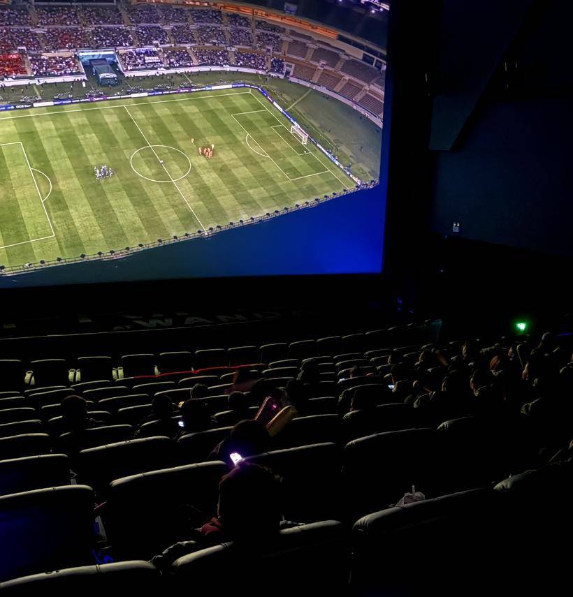 中国vs日本_U23国足4球败给日本中国vs日本，武汉球迷在影院观赛加油，赛前有车企承诺如夺冠为两名球员送车