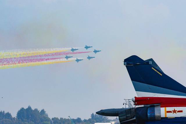 皇冠信用网登3代理_中国空军八一飞行表演队进行检验性飞行