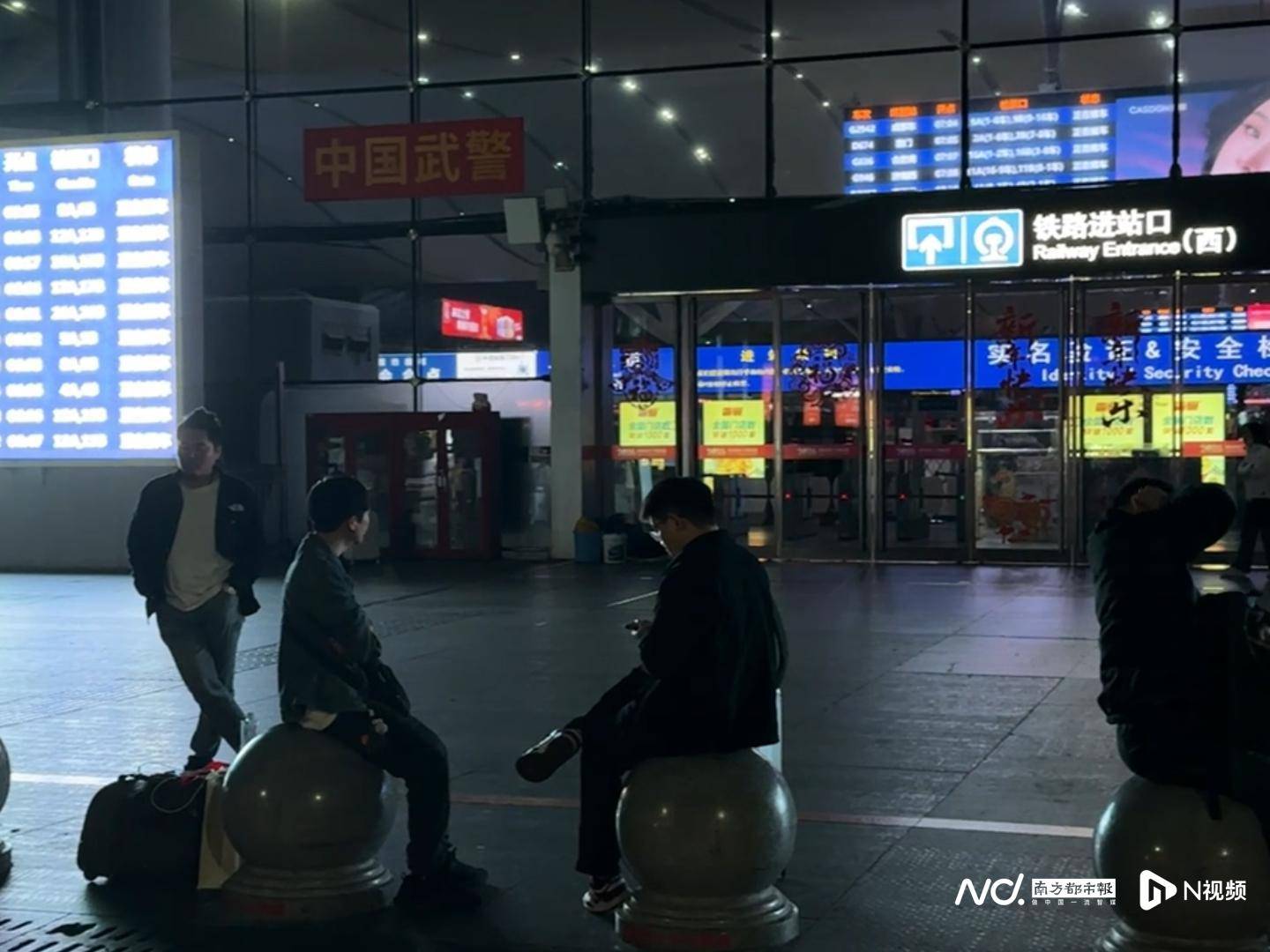 皇冠信用平台出租出售_跑了八小时只赚25块：他把自己从酒里开出来皇冠信用平台出租出售，也把年开回家