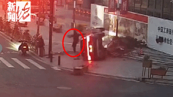 皇冠客服_事发上海街头！小轿车突然失控翻车！司机现场一个动作皇冠客服，民警：有问题