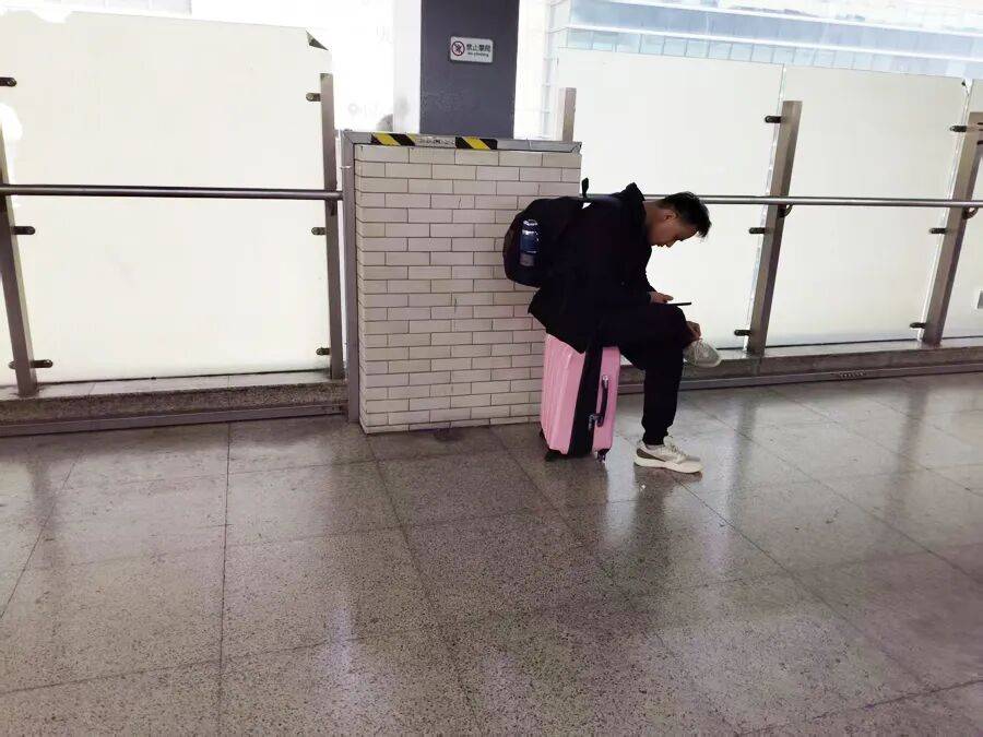 皇冠信用网代理注册_“实在站不动了”皇冠信用网代理注册,一等9分钟,有人干脆直接坐地上!上海一地铁站“无座可坐”,工作人员回应