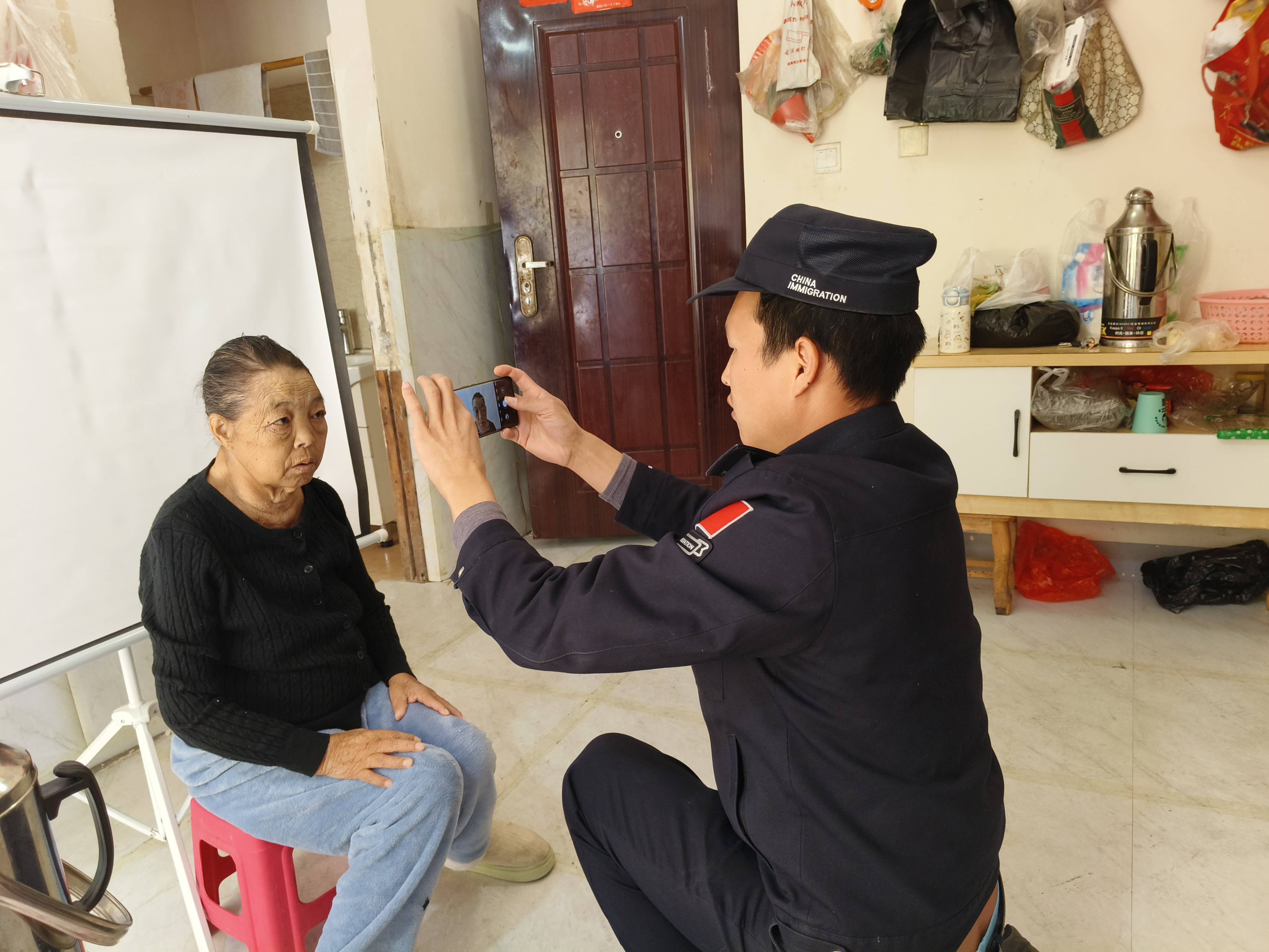 皇冠信用网登3代理
_云南怒江:社区民警“沉”下去 群众满意“提”上来