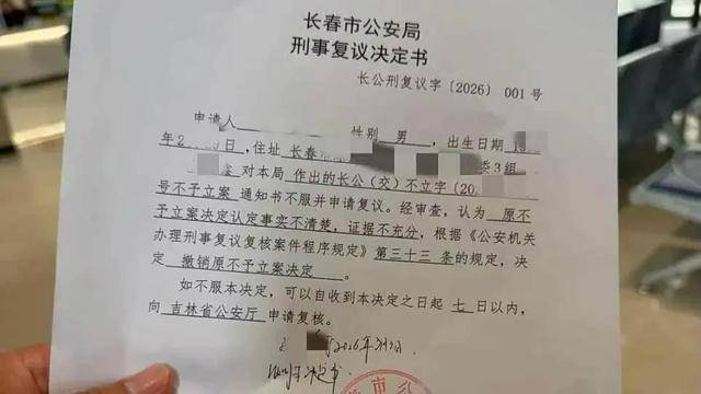 皇冠信用网注册开户_路虎1分钟8次别停奔驰引发事故皇冠信用网注册开户,警方认定却多次反转,奔驰维修加折旧损失近16万,无法走保险流程维权陷困