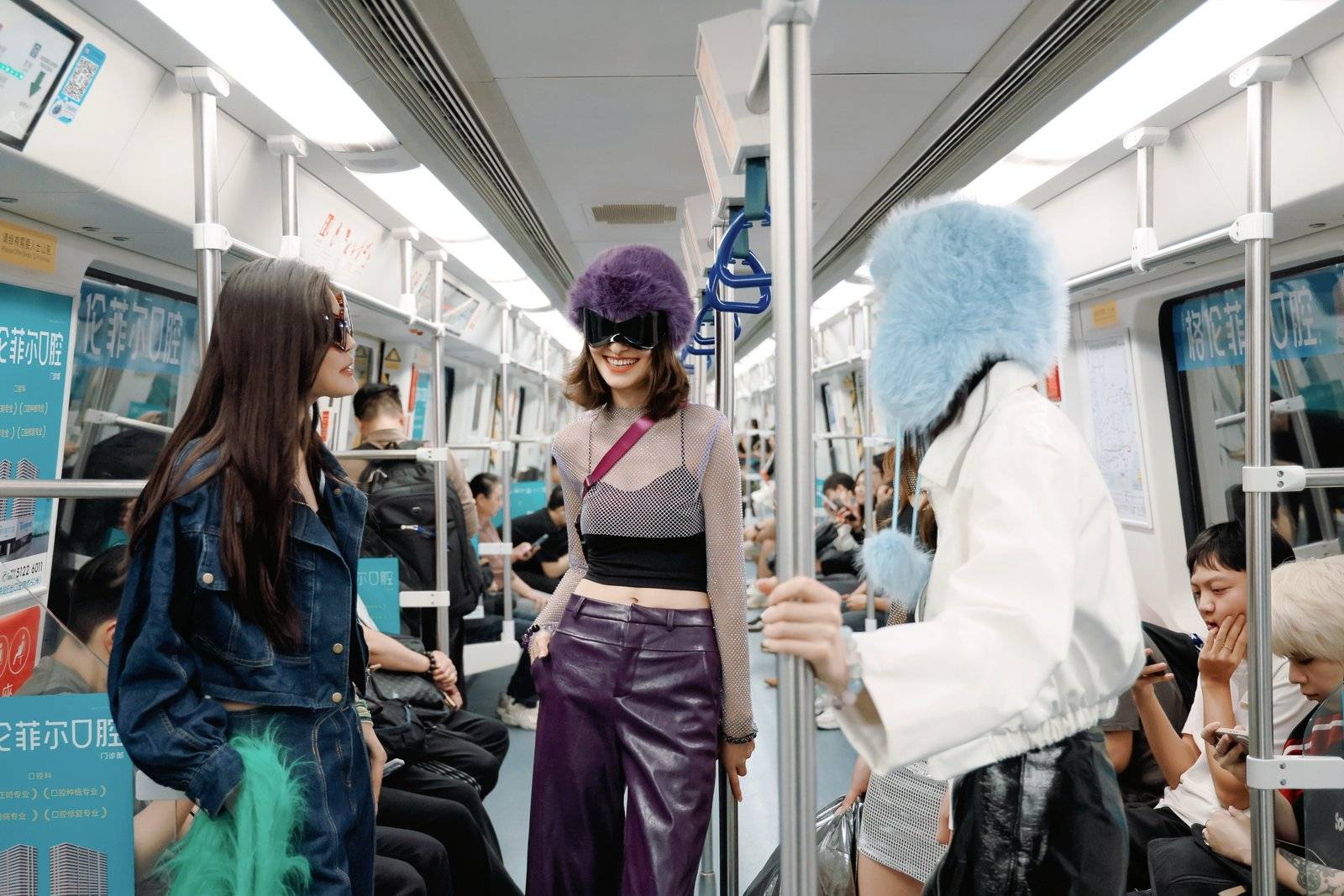 皇冠信用网登1_没看出来皇冠信用网登1!她们穿的竟然是内衣!地铁站里的这场快闪太敢了