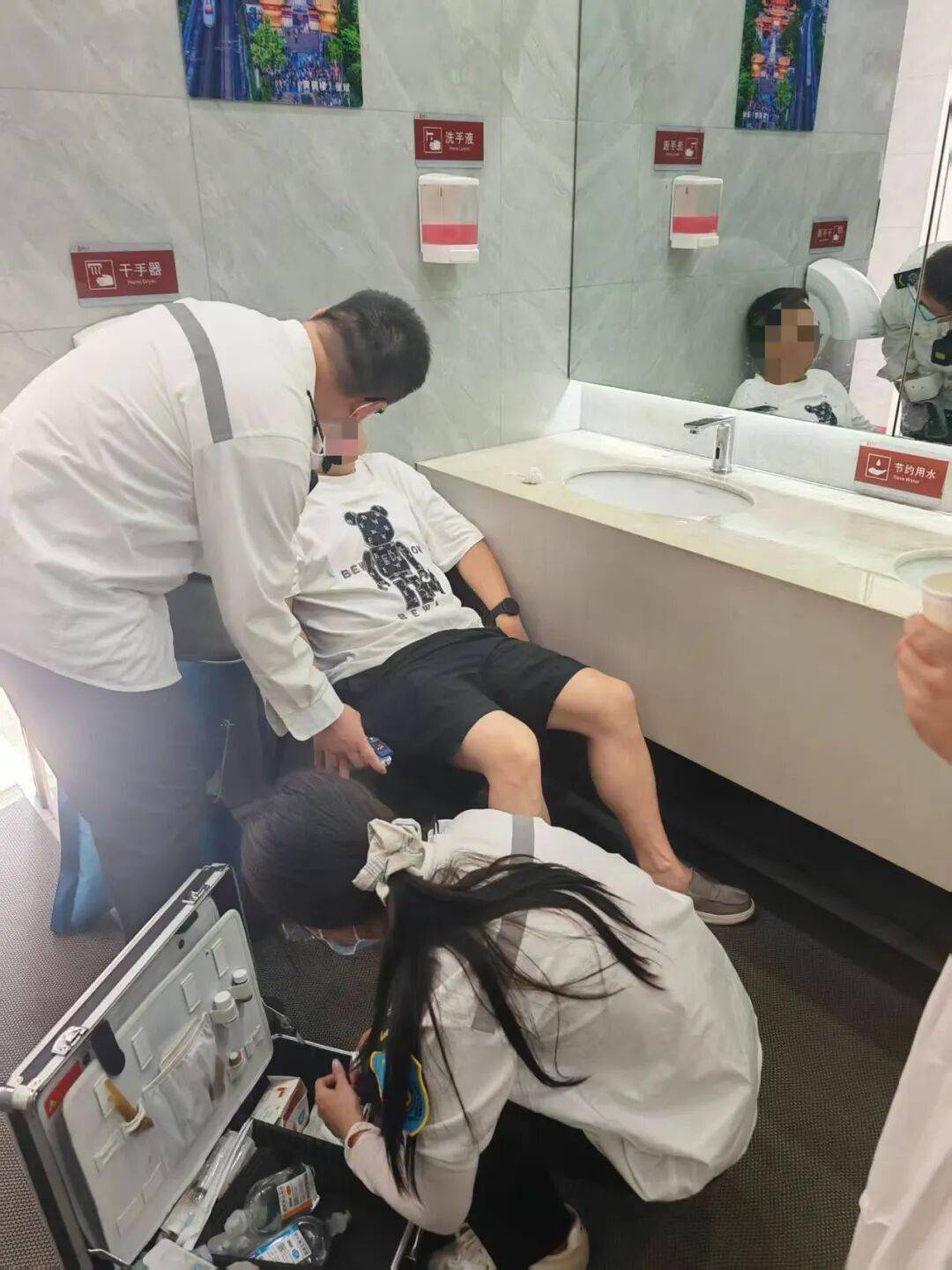 皇冠信用网怎么代理_黄鹤楼下皇冠信用网怎么代理,父女俩来旅游先后瘫倒在地,情况危急!周围一群人冲了上去,“整个过程非常快,特别安心”