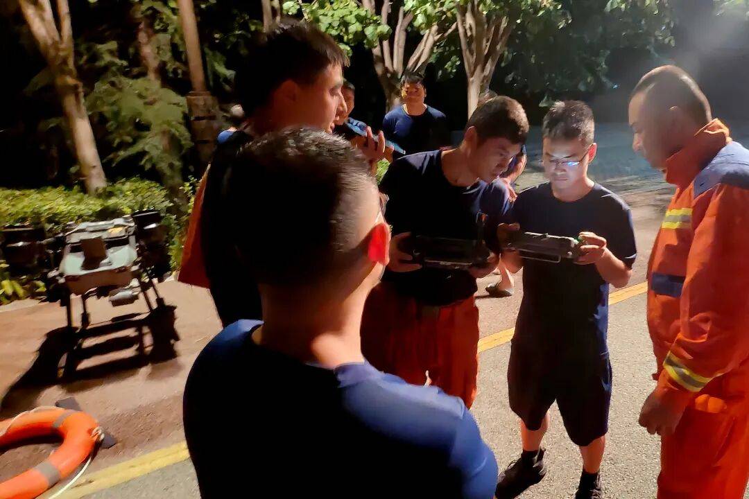 皇冠信用网怎么弄_深夜伊河突涨3人被困 消防联合多方力量成功施救