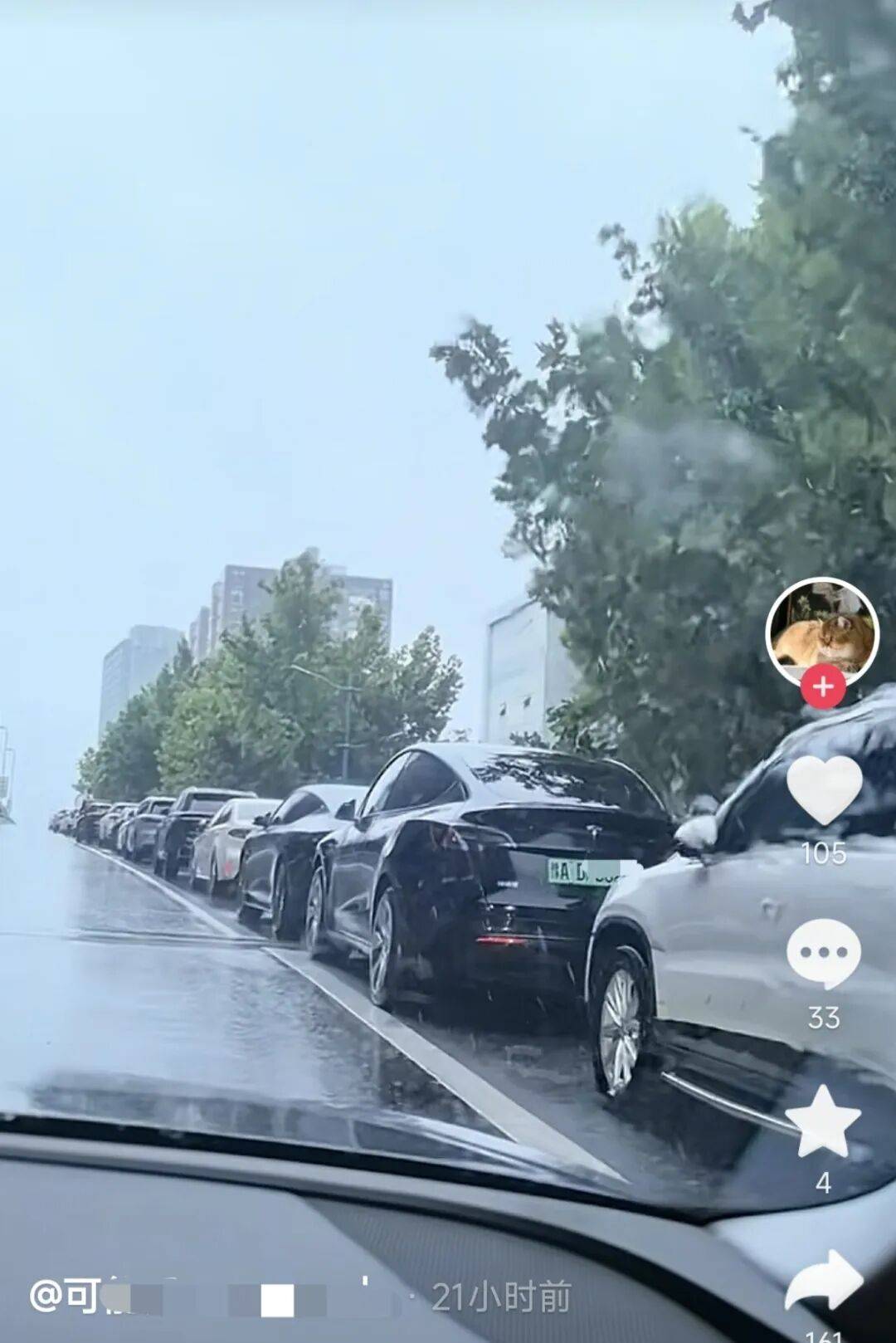 皇冠信用网代理流程_郑州暴雨市民担心积水淹车皇冠信用网代理流程，把私家车停在高架桥上，郑州交警：目前降雨已停不允许停放，紧急避险时临时停放情有可原