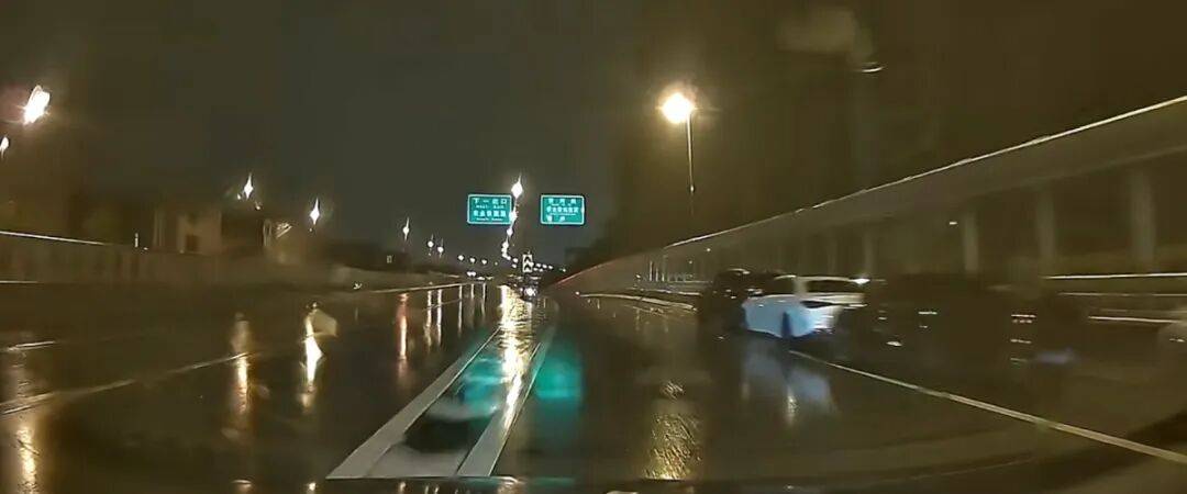 皇冠信用网代理流程_郑州暴雨市民担心积水淹车皇冠信用网代理流程，把私家车停在高架桥上，郑州交警：目前降雨已停不允许停放，紧急避险时临时停放情有可原