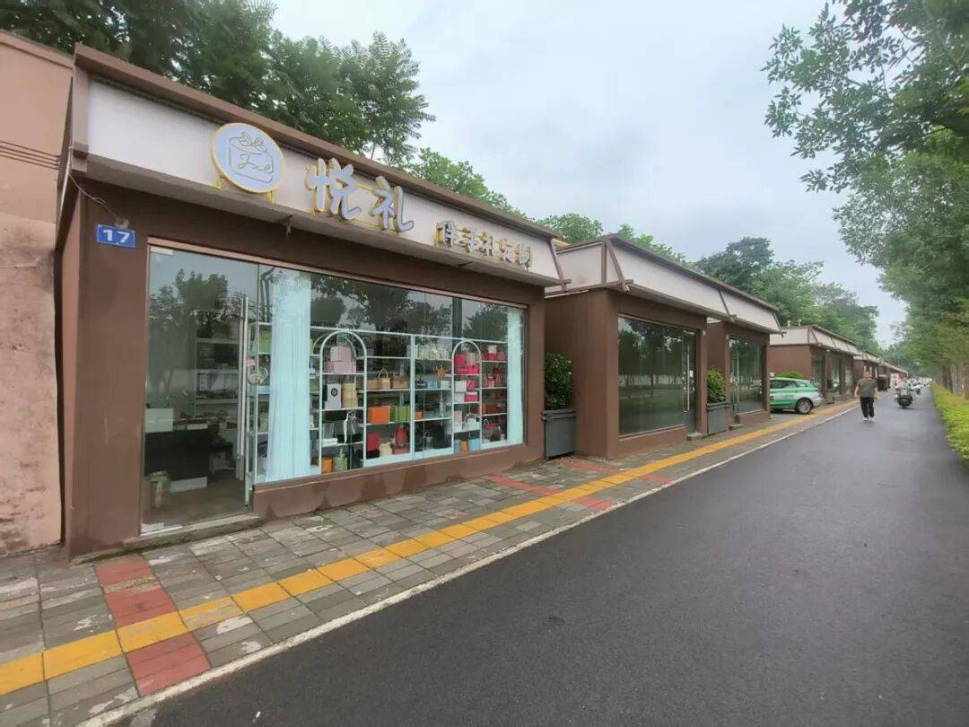 皇冠信用网
_年租金2万元!郑州人行道冒出一排铺面挤占盲道皇冠信用网
,郑州城管:是违建,取证完成会立案处理