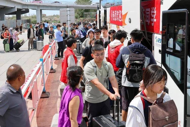 皇冠信用网出租代理_新疆一高校开学请新生和家长免费吃三天水果皇冠信用网出租代理，校方称准备超2万公斤时令水果，家长：听说还有免费的烤骆驼，太感动，值了