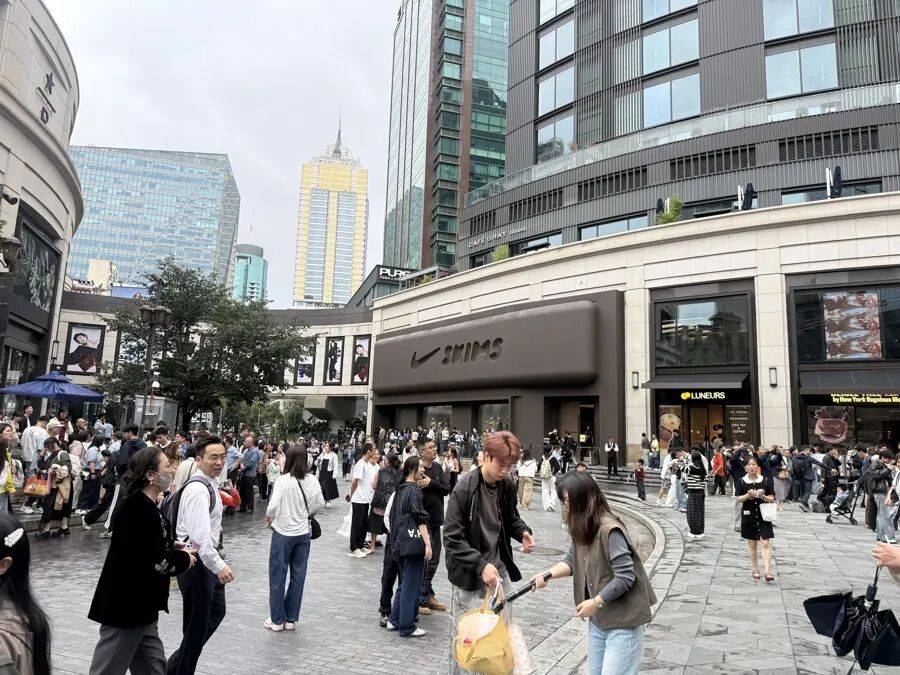 皇冠信用网占成代理_上海又又又排队！印尼一家四口5分钟清空两层货架；新店排队2小时入场皇冠信用网占成代理，“懂经”的直奔试衣间