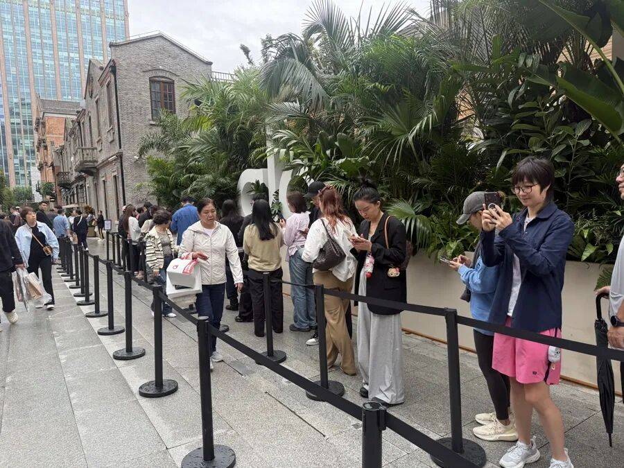 皇冠信用网占成代理_上海又又又排队！印尼一家四口5分钟清空两层货架；新店排队2小时入场皇冠信用网占成代理，“懂经”的直奔试衣间