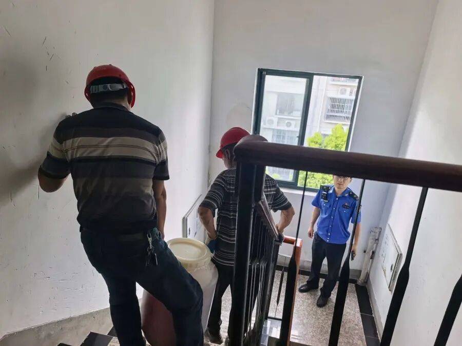 皇冠足球平台代理申请_上海一女子沉迷自制酵素12年皇冠足球平台代理申请，75公斤一桶堆满屋，邻居慌了：楼板扛得住吗？