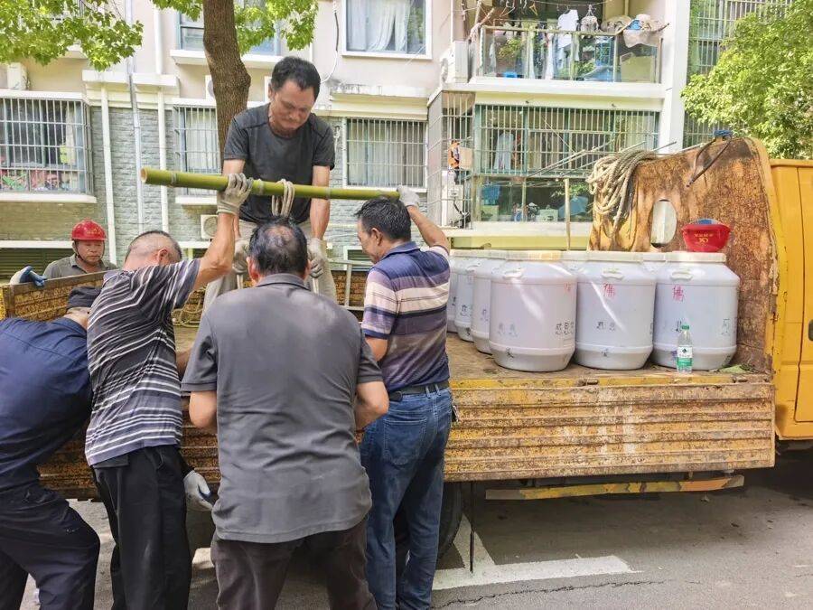 皇冠足球平台代理申请_上海一女子沉迷自制酵素12年皇冠足球平台代理申请，75公斤一桶堆满屋，邻居慌了：楼板扛得住吗？